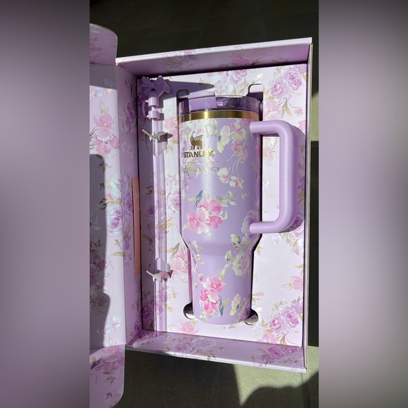 Stanley x LoveShackFancy Quencher Tumbler 40 OZ (Vault) - Happy Thoughts Purple - Picture 3 of 5